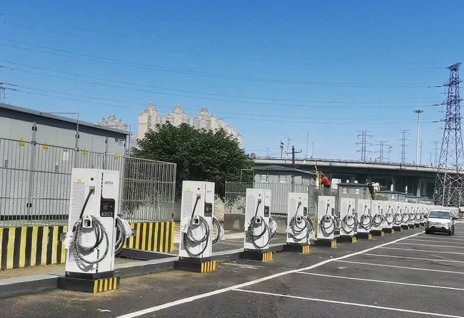 Heavy-duty truck charging stations